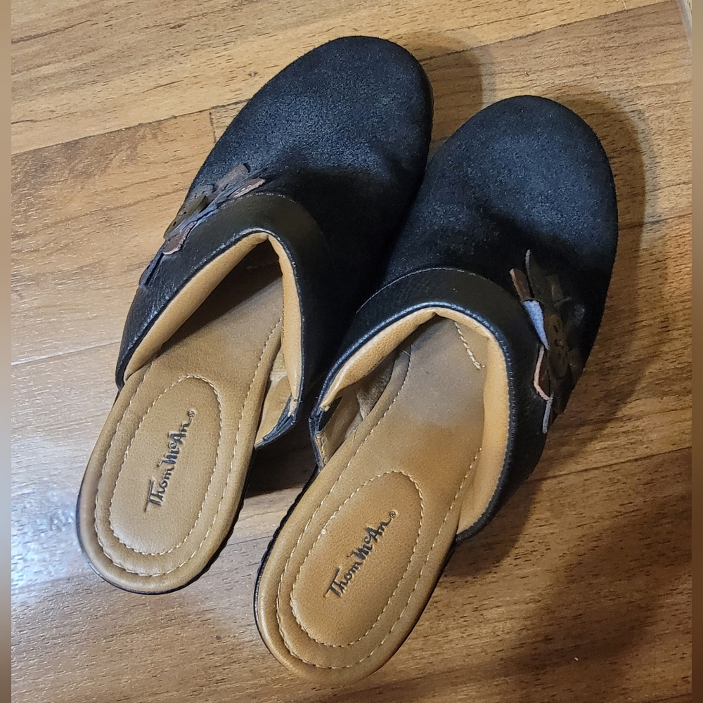 Thom McAn Carine Black Clogs with Flower Detail Size 6.5W - Picture 2 of 8